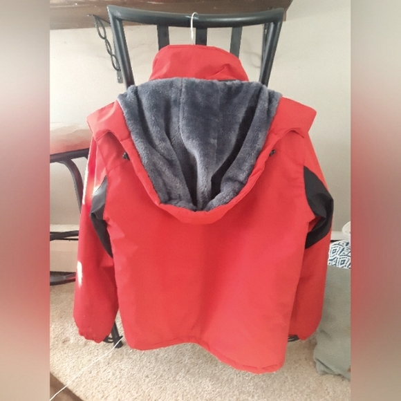 Men's Red Winter Coat Size Small - Picture 3 of 6